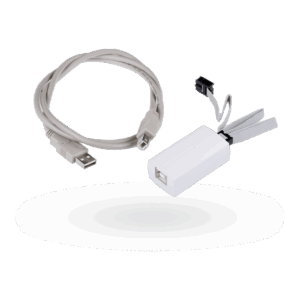 Ein weißer USB-Adapter mit einem Flachbandkabel und ein graues USB-Kabel liegen nebeneinander.