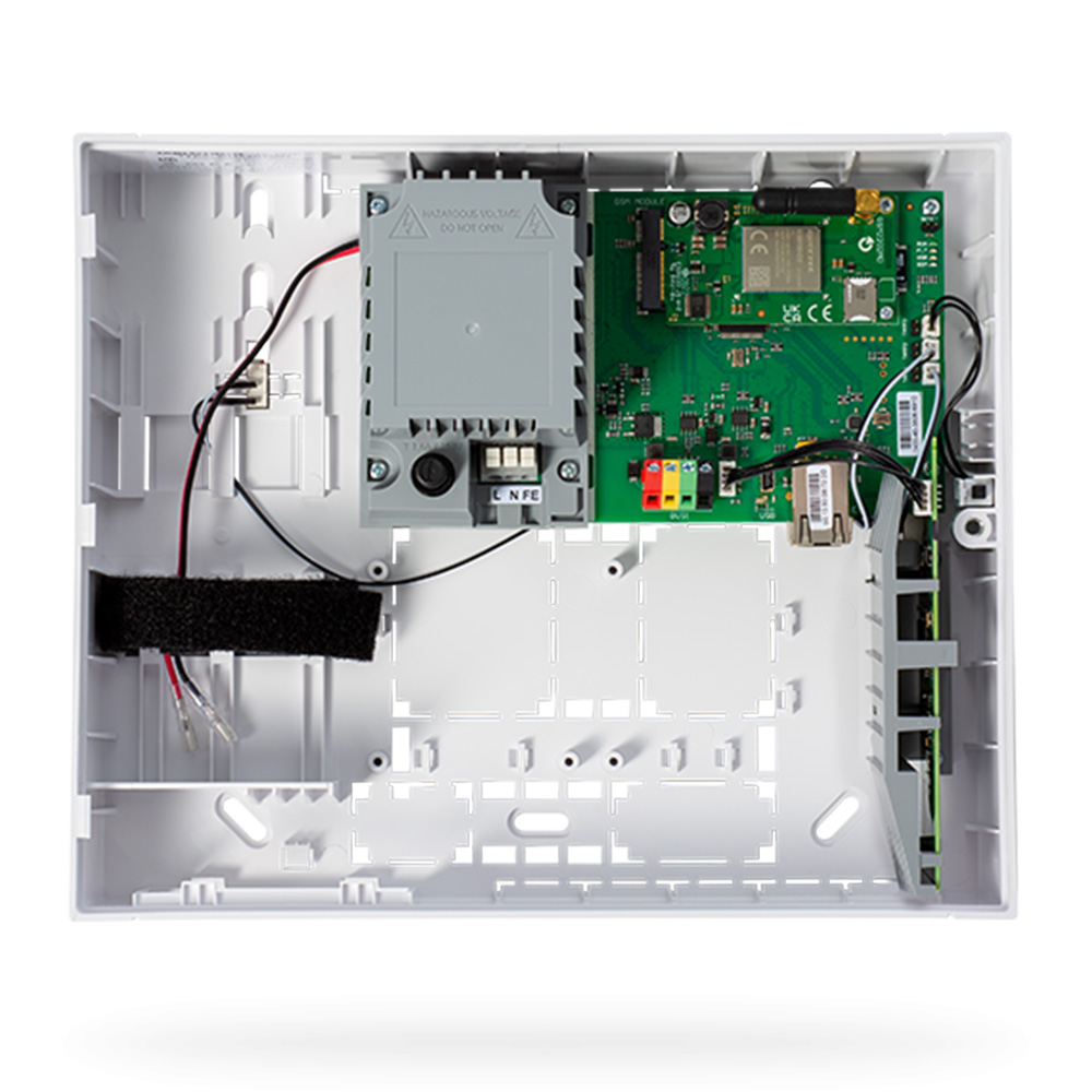 Innenansicht eines elektronischen Geräts, das eine grüne Leiterplatte und ein graues Bedienfeld besitzt, eingehäust in einem weißen Kunststoffgehäuse.