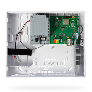Innenansicht eines elektronischen Gerätes mit Platinen und Kabelverbindungen in einem weißen Kunststoffgehäuse.