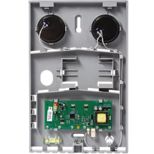 Geöffnetes graues Kunststoffgehäuse mit zwei Lautsprechern oben und einer grünen Platine mit elektronischen Komponenten unten, Kabelverbindungen sind sichtbar.