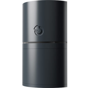 Eine dunkelgraue, zylindrische Kaffeemühle mit einem minimalistischen Design und einem Logo auf der Vorderseite.
