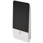 Ein modernes, rechteckiges Gerät mit einem großen schwarzen Bildschirm auf der oberen Hälfte und einem weißen Gehäuse darunter, das einen runden Knopf aufweist.