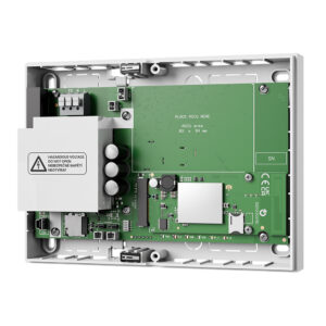 Innenansicht eines elektronischen Geräts mit sichtbaren Leiterplatten, elektrischen Schaltkreisen und Bauteilen sowie einem Warnhinweis für gefährliche Spannungen auf einem Gehäuse.