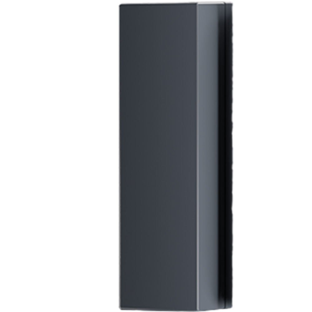 Ein schwarzer, rechteckiger Lautsprecher in vertikaler Ausrichtung vor einem weißen Hintergrund.