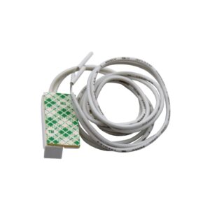 Ein weißer Kabelsensor mit einem rechteckigen Gehäuse und einem langen, aufgerollten Kabel.