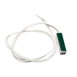 Ein weißer Kabel umfasst ein rechteckiges, grünes Kunststoffgehäuse, das vermutlich ein elektrisches Bauteil wie einen Sensor darstellt.