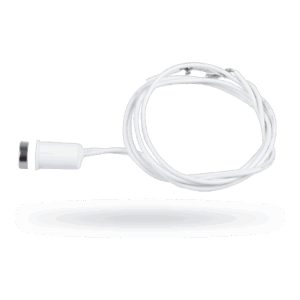 Ein weißer Magnetkontakt mit langem Kabel, das locker aufgerollt ist, vor einem weißen Hintergrund.