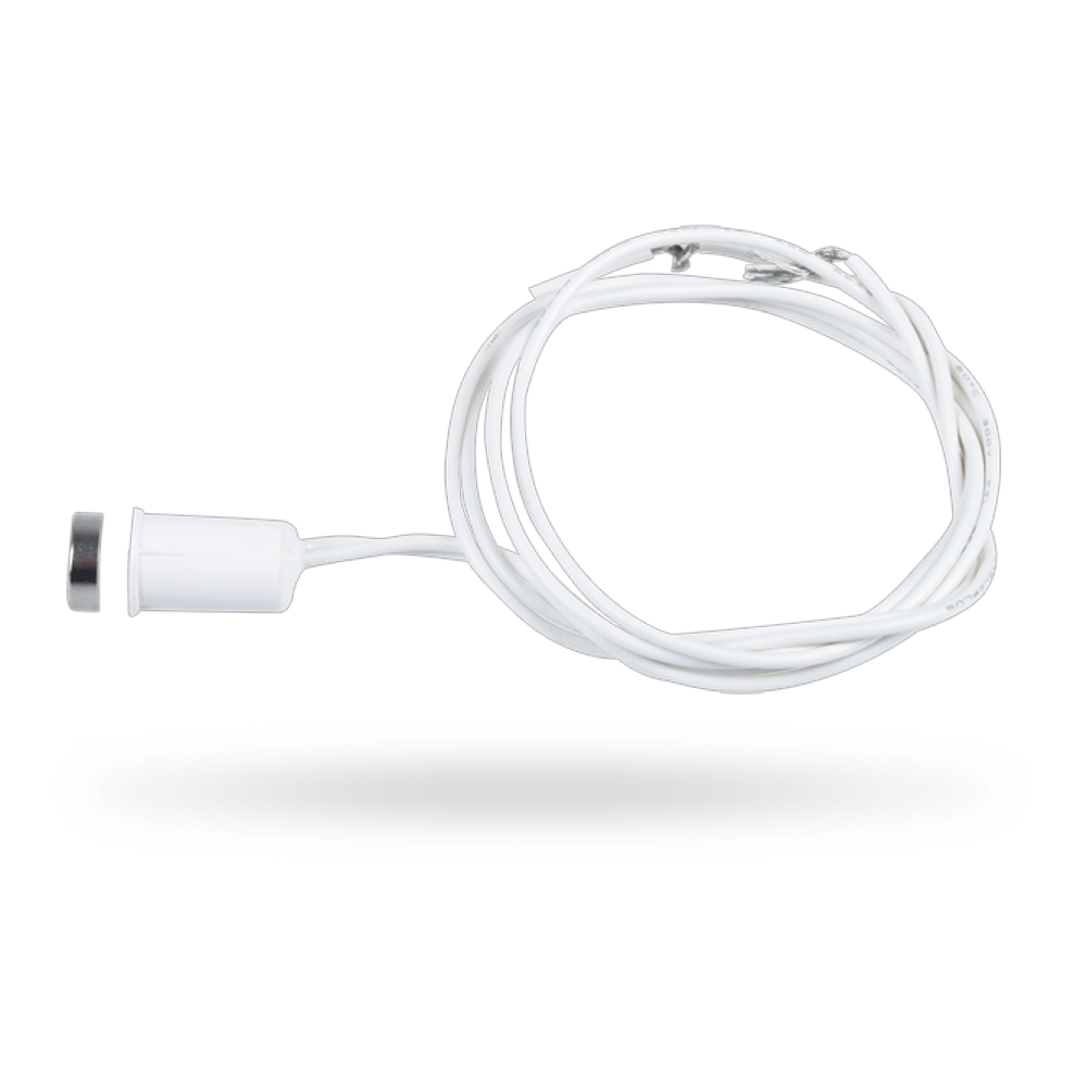 Ein weißer Magnetkontakt mit langem Kabel, das locker aufgerollt ist, vor einem weißen Hintergrund.