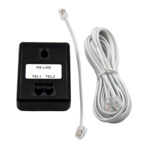 Ein schwarzer Telefonadapter mit drei Anschlüssen, markiert als RS LINE, TEL1 und TEL2, neben einem langen, weißen Telefonkabel mit Steckern an beiden Enden.