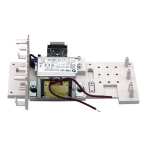 Ein elektrischer Transformator auf einer Montageplatte mit Kabeln und Schrauben, bereit zur Installation, sind sichtbar.