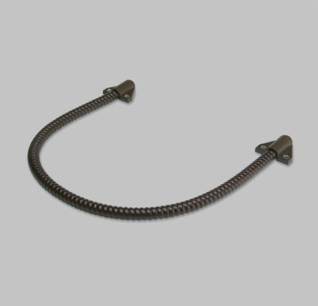 Ein braunes, spiralig gewundenes Kabel mit zwei Befestigungen an den Enden, auf einem grauen Hintergrund.