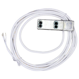 Ein weißes Kabel mit drei losen Enden, verbunden mit einem rechteckigen, metallischen Temperatursensor mit zwei Löchern, für die Verwendung in einer Einbauspüle von TEKA.