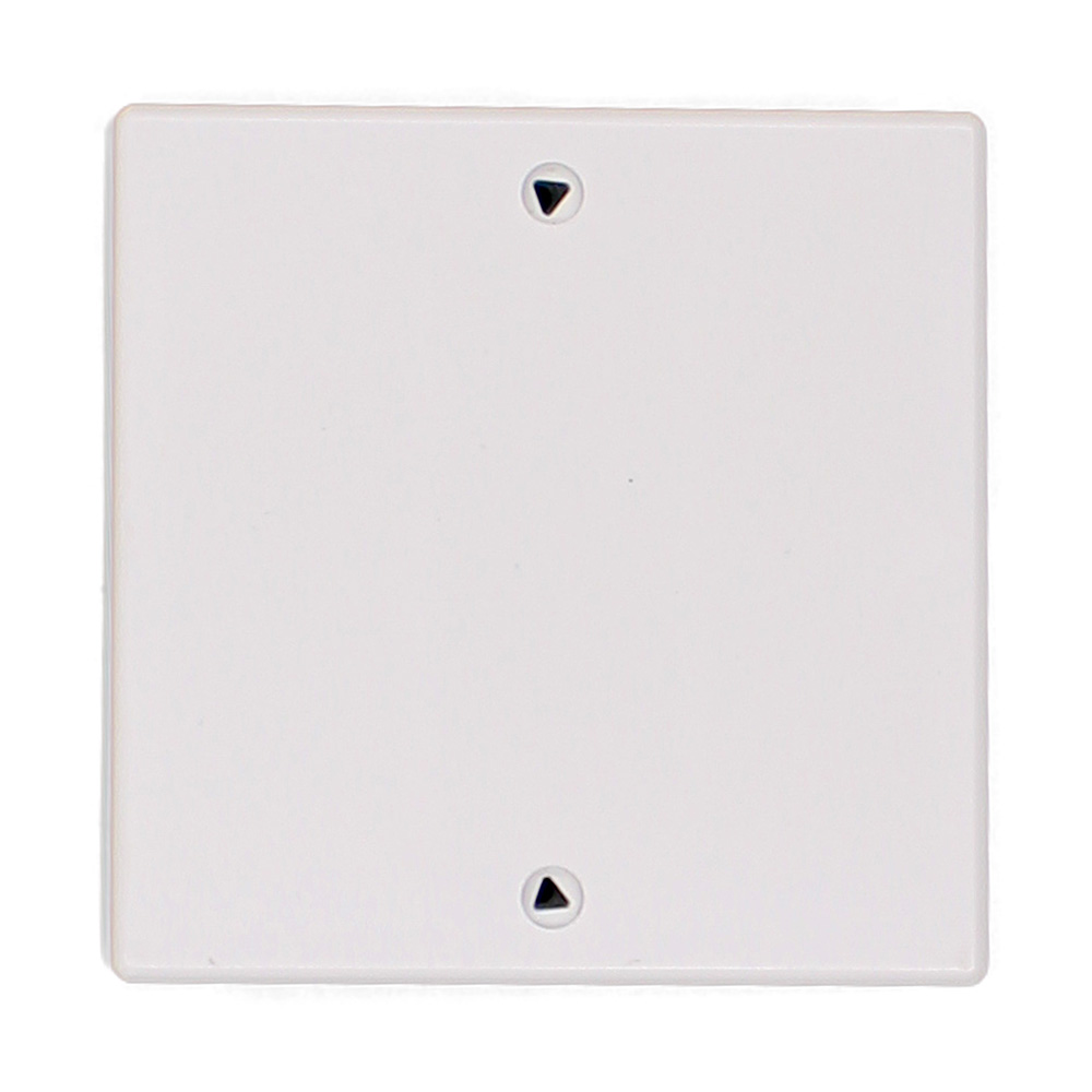 Ein weißer, quadratischer Abdeckplatte mit zwei kleinen Schraubenlöchern diagonal angeordnet.