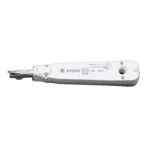 Ein Krone LSA-Plus Anlegewerkzeug mit einer weißen, rechteckigen Form und Metallklingen an einem Ende, verwendet zur Kabelverbindung in Netzwerktechnik.