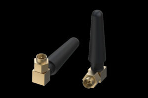 Zwei schwarze Antennen mit goldfarbenen Steckverbindern vor schwarzem Hintergrund.