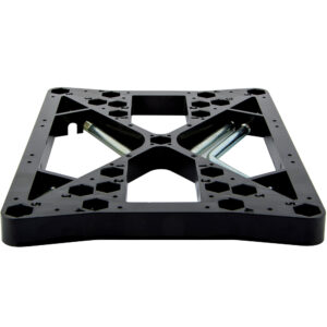 Schwarzes, robustes Kunststoffteil mit einem rautenförmigen Metallverstärkungselement in der Mitte und hexagonalen Aussparungen an der Oberfläche, verwendet für industrielle Strukturen oder Maschinenunterstützung.