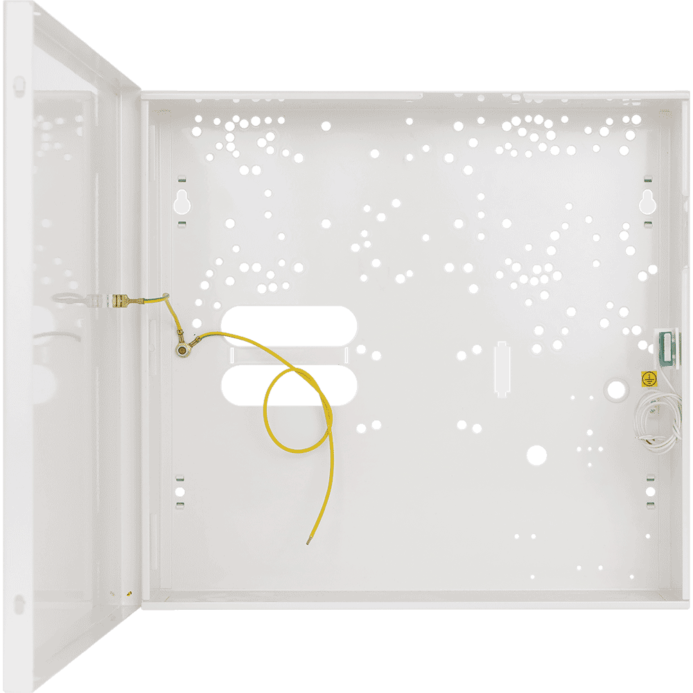 Offener weißer Verteilerkasten mit mehreren kleinen Öffnungen und einem gelben Erdungskabel im Inneren.