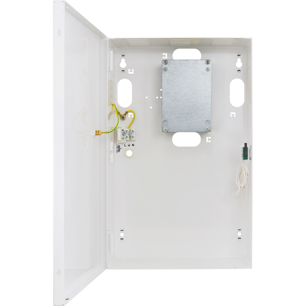Ein offenes weißes Metallgehäuse mit Kabelanschlüssen und einer kleinen Platine im Inneren, häufig verwendet für Elektroinstallationen.