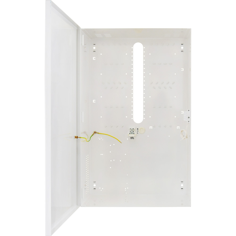 Leerer, weißer Verteilerkasten mit geöffneter Tür und sichtbarem gelbem Erdungskabel im Inneren.