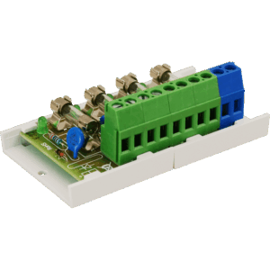 Elektronische Platine mit grünen und blauen Terminalblöcken und mehreren Flachklemmen, montiert auf einem weißen Gehäuse.