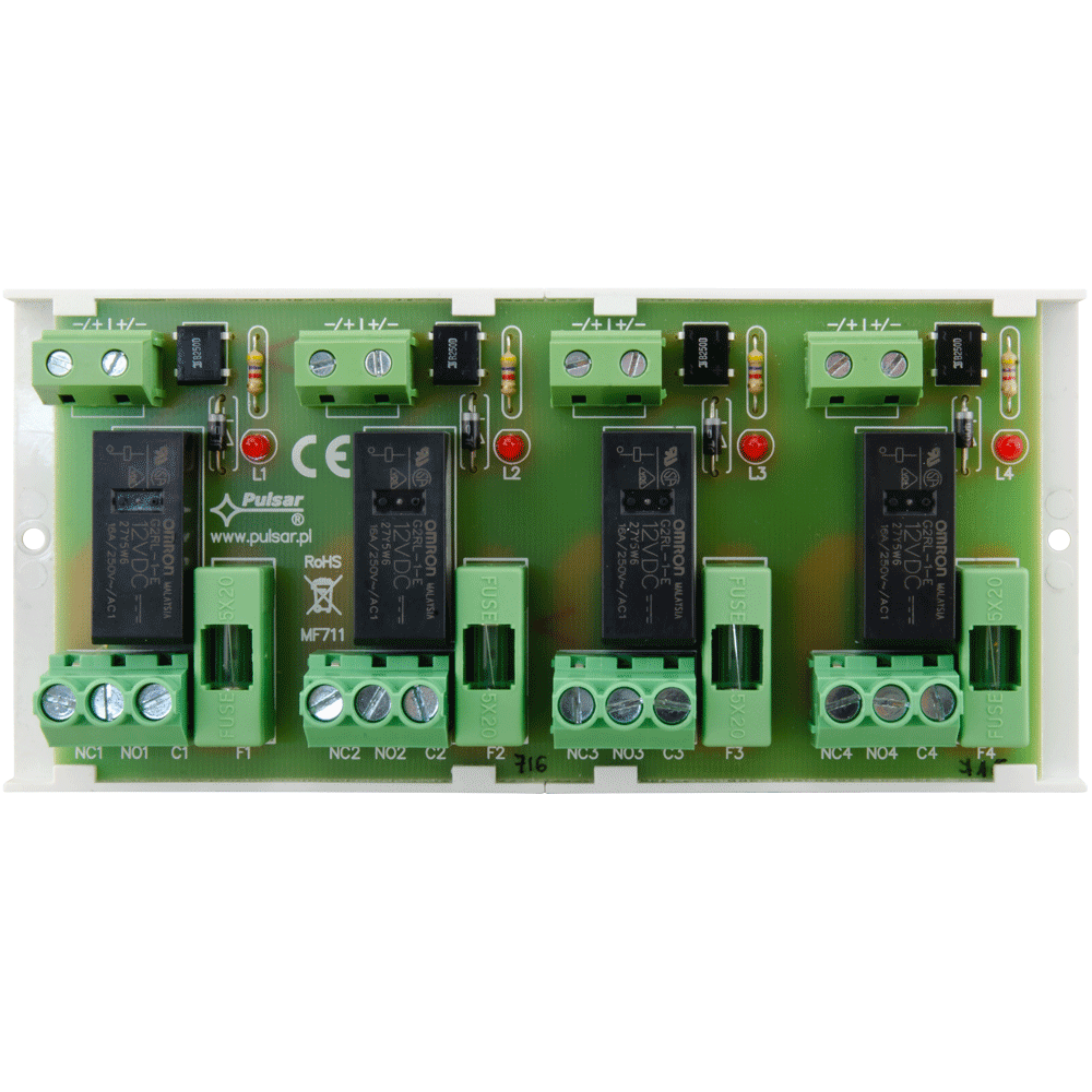 Elektronische Schaltungskarte mit mehreren grünen Steckverbindern, Relais und roten LEDs, beschriftet mit CE-Kennzeichnungen und Markennamen auf der Platine.