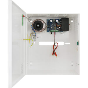 Innenansicht eines offenen weißen Metallgehäuses mit elektronischen Komponenten, darunter eine Transformatorwicklung, eine Schaltungsplatine und Drähte mit Klemmen.