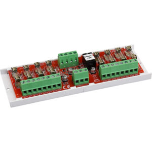 Elektronische Leiterplatte mit mehreren grünen Anschlussklemmen, Sicherungen und einem CE-Kennzeichen auf einer roten Platine.