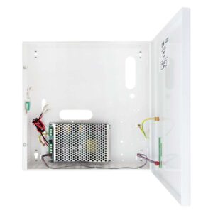 Offenes weißes Metallgehäuse mit einem montierten Netzteil, Verkabelung und Anschlussklemmen im Inneren.