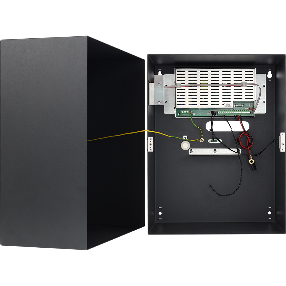 Geöffneter schwarzer Metallkasten mit elektronischen Komponenten und Kabeln im Inneren.