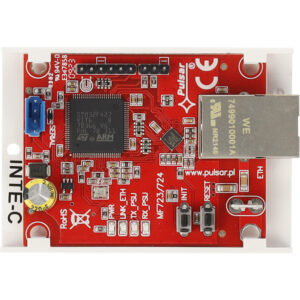 Ein rotes elektronisches Modul mit einem ARM-Mikrocontroller, verschiedenen Anschlüssen und Komponenten, beschriftet mit 'Pulsar', 'INTE-C' und 'RoHS'.