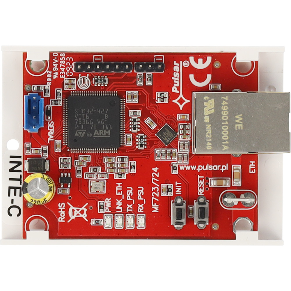 Ein rotes elektronisches Modul mit einem ARM-Mikrocontroller, verschiedenen Anschlüssen und Komponenten, beschriftet mit 'Pulsar', 'INTE-C' und 'RoHS'.