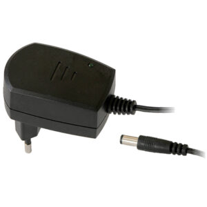 Ein schwarzes Netzteil mit einem europäischen Stecker und einem Gleichstrom-Ausgangskabel mit rundem Stecker.