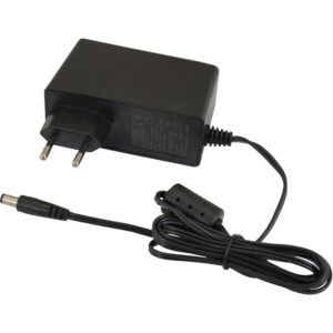 Ein schwarzes Netzteil mit Eurostecker, inklusive eines langen Kabels mit einem zylindrischen Stecker am Ende.
