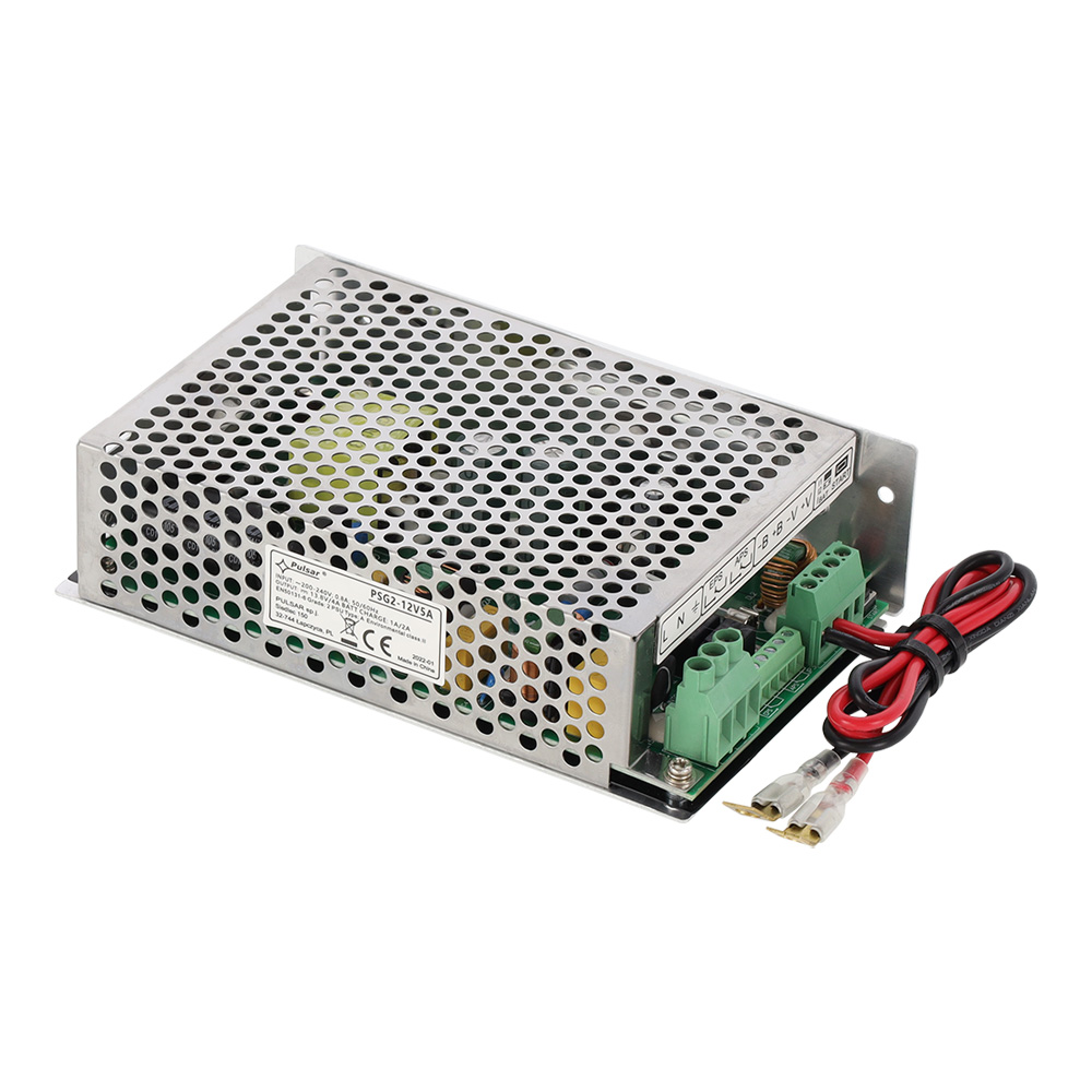 Ein silbernes Netzteil mit perforiertem Gehäuse, grünen Anschlussklemmen und zwei Kabeln, eines schwarz und eines rot, die aus dem Gehäuse herausführen.