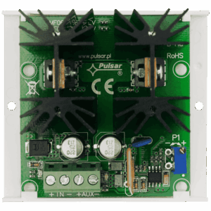 Grüne elektronische Leiterplatte mit zwei großen schwarzen Kühlkörpern und mehreren kleineren elektronischen Bauteilen, darunter Kondensatoren und Anschlüsse, mit der Marke Pulsar gekennzeichnet.