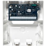 Eine weiße Kunststoffbox mit einer elektronischen Leiterplatte im Inneren, die über mehrere Anschlüsse und Komponenten verfügt.