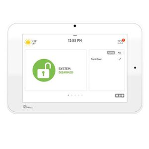 Ein Touchscreen-Panel zeigt, dass das Sicherheitssystem deaktiviert ist. Der Bildschirm verfügt über ein grünes Symbol mit einem offenen Vorhängeschloss, die aktuelle Uhrzeit 12:55 PM, und Temperaturdetails oben links. Der Abschnitt auf der rechten Seite zeigt eine aktive Anzeige für die Eingangstür.