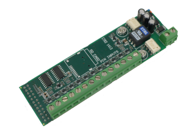 Elektronikplatine mit grünen Steckplätzen und verschiedenen elektronischen Komponenten wie Chips und Kondensatoren.