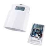 Ein weißes elektronisches Gerät, dessen Gehäuse teilweise geöffnet ist, sodass die interne Platine mit elektronischen Komponenten sichtbar ist.