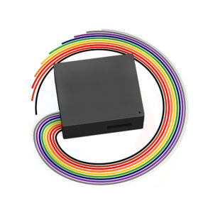 Ein schwarzes, quadratisches Gerät wird von mehreren bunten Kabeln umkreist, die in verschiedenen Farben wie Rot, Orange, Gelb, Grün, Blau und Violett angeordnet sind.
