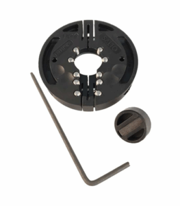 Ein schwarzer Spindel-Adapter mit einem kleinen separaten Befestigungselement und einem L-förmigen Inbusschlüssel, wahrscheinlich für die Installation oder Anpassung von Schlössern.