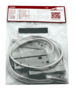 Verpacktes Ersatzteilset von Cooper Safety mit Kabel und Kleinteilen erkennbar durch die transparente Plastikverpackung.