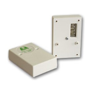 Zwei Kunststoffgehäuse, eines mit einem rechteckigen, aufrecht stehenden Design und eines mit einem eingebetteten elektrischen Schaltkreis, beide in Weiß.