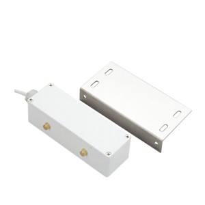 Zwei rechteckige, weiße Magnetkontakte, einer mit einem angeschlossenen Kabel und der andere mit Befestigungslöchern.