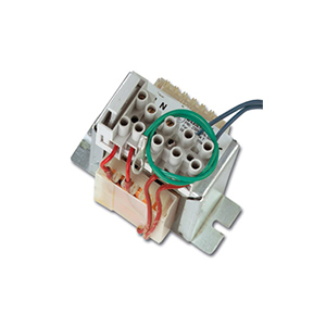 Ein elektrischer Steckverbinder mit mehreren Anschlüssen und roten Kabeln, montiert auf einer Metallplatte.