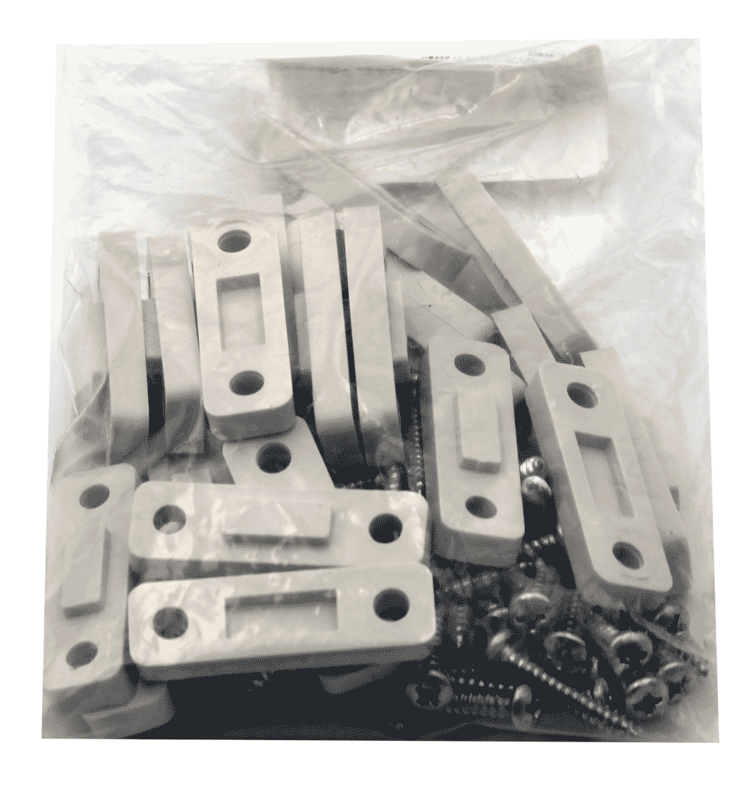 Ein Plastikbeutel mit mehreren weißen Kunststoffteilen und Schrauben darin, die anscheinend Befestigungs- oder Verbindungselemente sind.