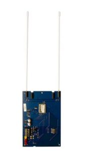 Elektronisches Bauteil mit einer blauen Leiterplatte und zwei langen, vertikale Antennen.