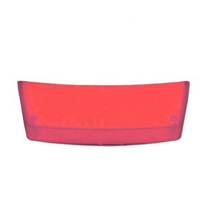 Ein rotes, gebogenes Kunststoffteil vor weißem Hintergrund, möglicherweise ein Linsenelement eines Rücklichts oder Reflektors.