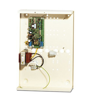 Metallisches Gehäuse mit einer verkabelten elektronischen Platine im Inneren.