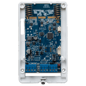 Nahaufnahme einer blauen Leiterplatte mit verschiedenen elektronischen Komponenten wie Kondensatoren, integrierten Schaltkreisen und Anschlussklemmen in einem weißen Kunststoffrahmen.